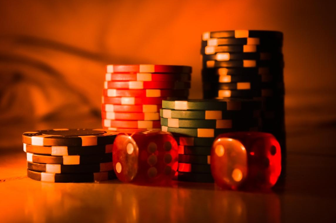 https://pixabay.com/de/photos/kasino-chips-w%C3%BCrfel-braune-casino-2623950/