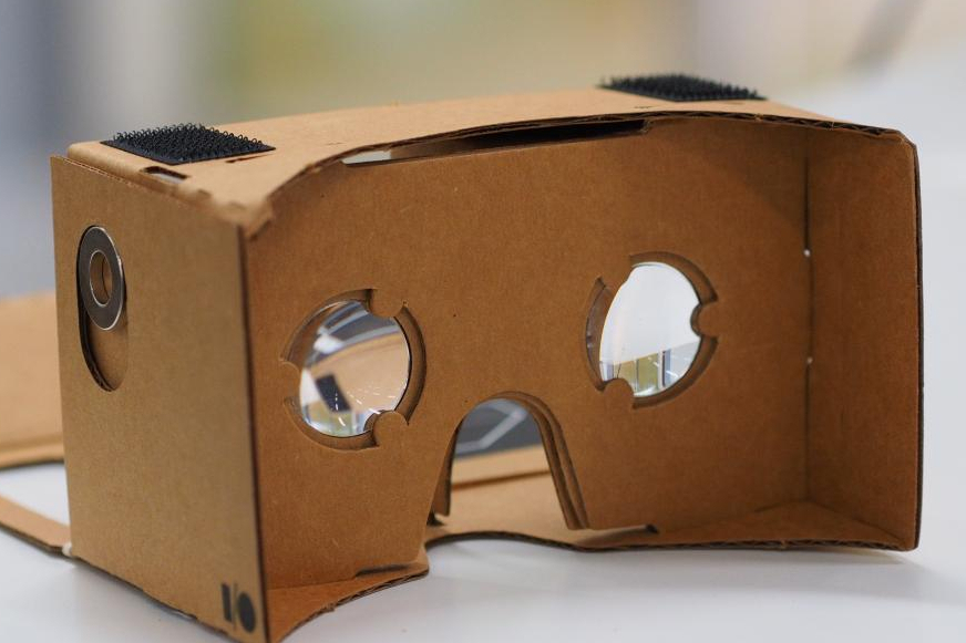 https://de.wikipedia.org/wiki/Google_Expeditions?utm_source=chatgpt.com#/media/Datei:Assembled_Google_Cardboard_VR_mount.jpg
